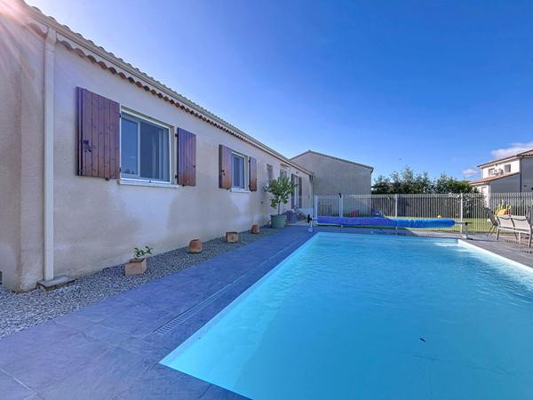 Villa Livron Sur Drome 4 chambres et Piscine, jardin , panneaux photovoltaïques.