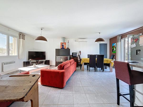 Villa Livron Sur Drome 4 chambres et Piscine, jardin , panneaux photovoltaïques.