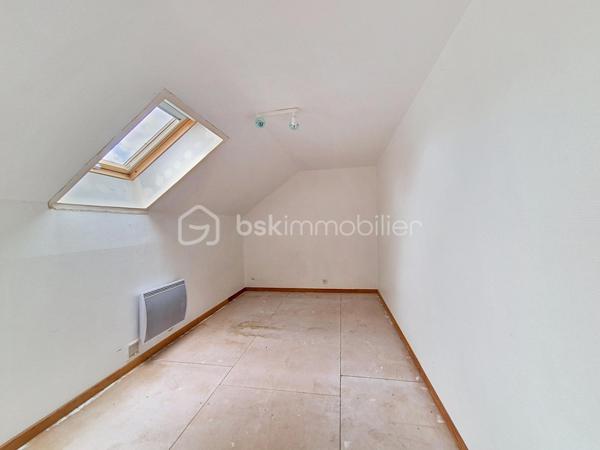 Située à 1,5 kms du centre de Beuzeville, dans une petite impasse, je vous invite à découvrir cette adorable maison traditionnelle, viable de plain-pied, construite sur vide sanitaire dans les années 2000. Au rez-de-chaussée, vous découvrirez un joli séjour/salon (avec poêle à granulés), donnant sur une véranda très lumineuse et offrant un espace de vie supplémentaire, une cuisine Schmidt (aménagée et équipée) ouverte sur le séjour, trois chambres (dont une avec placard et dressing), une salle d'eau et un wc. Vous trouverez également un vaste cellier, où se trouve l'escalier qui permet l'accès à l'étage de la maison, étage à finir d'aménager et composé d'un palier et de deux chambres. A l'extérieur, vous pourrez bénéficier d'un abri de jardin en bois avec porte motorisé, et d'un abri de jardin en métal. Le tout sur une parcelle de terrain clos d'environ 700 m².
Quelques informations sur ses prestations: Menuiseries en double vitrage, volets roulants, portail motorisé, assainissement par tout-à-l'égout.
Contactez moi pour toutes questions, et pour une éventuelle visite si ce bien répond à vos attentes !