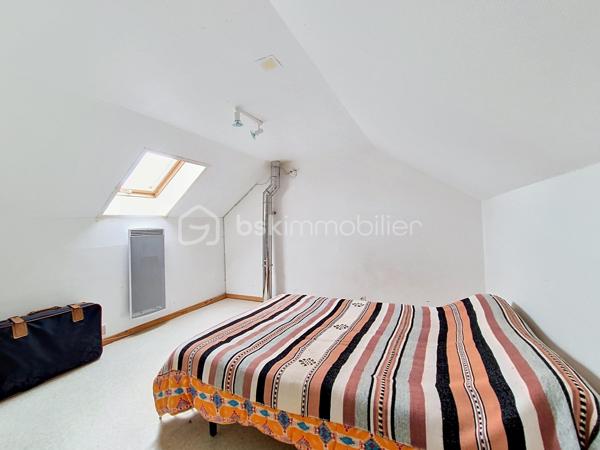 Située à 1,5 kms du centre de Beuzeville, dans une petite impasse, je vous invite à découvrir cette adorable maison traditionnelle, viable de plain-pied, construite sur vide sanitaire dans les années 2000. Au rez-de-chaussée, vous découvrirez un joli séjour/salon (avec poêle à granulés), donnant sur une véranda très lumineuse et offrant un espace de vie supplémentaire, une cuisine Schmidt (aménagée et équipée) ouverte sur le séjour, trois chambres (dont une avec placard et dressing), une salle d'eau et un wc. Vous trouverez également un vaste cellier, où se trouve l'escalier qui permet l'accès à l'étage de la maison, étage à finir d'aménager et composé d'un palier et de deux chambres. A l'extérieur, vous pourrez bénéficier d'un abri de jardin en bois avec porte motorisé, et d'un abri de jardin en métal. Le tout sur une parcelle de terrain clos d'environ 700 m².
Quelques informations sur ses prestations: Menuiseries en double vitrage, volets roulants, portail motorisé, assainissement par tout-à-l'égout.
Contactez moi pour toutes questions, et pour une éventuelle visite si ce bien répond à vos attentes !