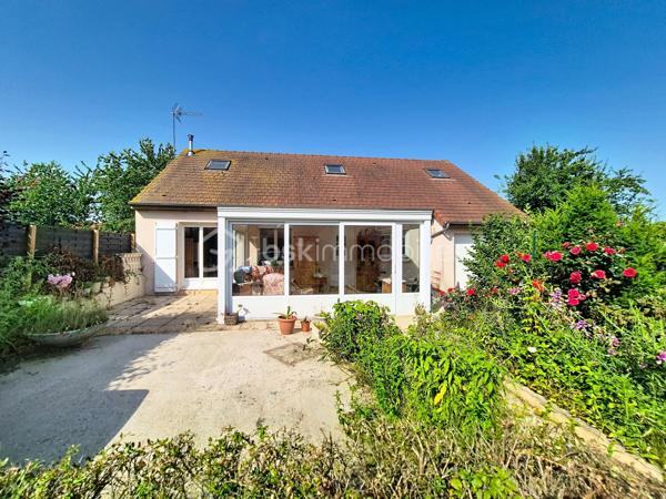 Située à 1,5 kms du centre de Beuzeville, dans une petite impasse, je vous invite à découvrir cette adorable maison traditionnelle, viable de plain-pied, construite sur vide sanitaire dans les années 2000. Au rez-de-chaussée, vous découvrirez un joli séjour/salon (avec poêle à granulés), donnant sur une véranda très lumineuse et offrant un espace de vie supplémentaire, une cuisine Schmidt (aménagée et équipée) ouverte sur le séjour, trois chambres (dont une avec placard et dressing), une salle d'eau et un wc. Vous trouverez également un vaste cellier, où se trouve l'escalier qui permet l'accès à l'étage de la maison, étage à finir d'aménager et composé d'un palier et de deux chambres. A l'extérieur, vous pourrez bénéficier d'un abri de jardin en bois avec porte motorisé, et d'un abri de jardin en métal. Le tout sur une parcelle de terrain clos d'environ 700 m².
Quelques informations sur ses prestations: Menuiseries en double vitrage, volets roulants, portail motorisé, assainissement par tout-à-l'égout.
Contactez moi pour toutes questions, et pour une éventuelle visite si ce bien répond à vos attentes !