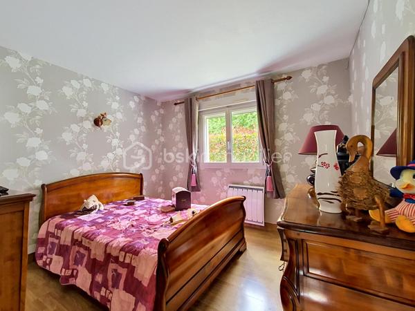 Située à 1,5 kms du centre de Beuzeville, dans une petite impasse, je vous invite à découvrir cette adorable maison traditionnelle, viable de plain-pied, construite sur vide sanitaire dans les années 2000. Au rez-de-chaussée, vous découvrirez un joli séjour/salon (avec poêle à granulés), donnant sur une véranda très lumineuse et offrant un espace de vie supplémentaire, une cuisine Schmidt (aménagée et équipée) ouverte sur le séjour, trois chambres (dont une avec placard et dressing), une salle d'eau et un wc. Vous trouverez également un vaste cellier, où se trouve l'escalier qui permet l'accès à l'étage de la maison, étage à finir d'aménager et composé d'un palier et de deux chambres. A l'extérieur, vous pourrez bénéficier d'un abri de jardin en bois avec porte motorisé, et d'un abri de jardin en métal. Le tout sur une parcelle de terrain clos d'environ 700 m².
Quelques informations sur ses prestations: Menuiseries en double vitrage, volets roulants, portail motorisé, assainissement par tout-à-l'égout.
Contactez moi pour toutes questions, et pour une éventuelle visite si ce bien répond à vos attentes !