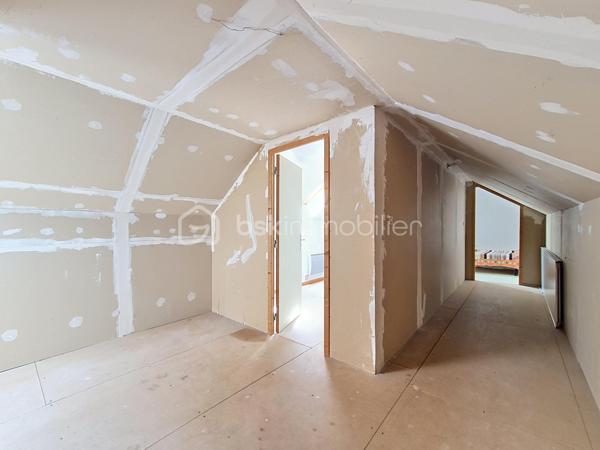 Située à 1,5 kms du centre de Beuzeville, dans une petite impasse, je vous invite à découvrir cette adorable maison traditionnelle, viable de plain-pied, construite sur vide sanitaire dans les années 2000. Au rez-de-chaussée, vous découvrirez un joli séjour/salon (avec poêle à granulés), donnant sur une véranda très lumineuse et offrant un espace de vie supplémentaire, une cuisine Schmidt (aménagée et équipée) ouverte sur le séjour, trois chambres (dont une avec placard et dressing), une salle d'eau et un wc. Vous trouverez également un vaste cellier, où se trouve l'escalier qui permet l'accès à l'étage de la maison, étage à finir d'aménager et composé d'un palier et de deux chambres. A l'extérieur, vous pourrez bénéficier d'un abri de jardin en bois avec porte motorisé, et d'un abri de jardin en métal. Le tout sur une parcelle de terrain clos d'environ 700 m².
Quelques informations sur ses prestations: Menuiseries en double vitrage, volets roulants, portail motorisé, assainissement par tout-à-l'égout.
Contactez moi pour toutes questions, et pour une éventuelle visite si ce bien répond à vos attentes !