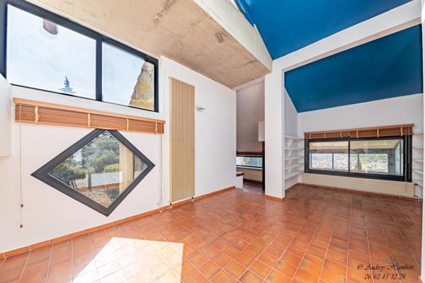 EXCLUSIVITE, MANOSQUE, vue d'exception  et atypisme pour cette villa de 126 m² signée LESENEY