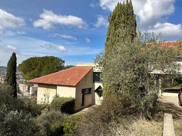 EXCLUSIVITE, MANOSQUE, vue d'exception  et atypisme pour cette villa de 126 m² signée LESENEY