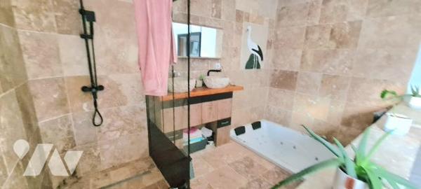 Pavillon à vendre Saint-Fort en Mayenne (53), comprenant :