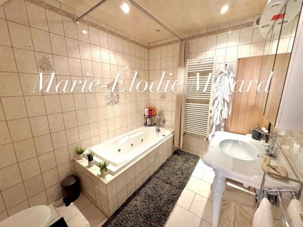 Maison Familiale Spacieuse à Réhon – 200 m², 6 Chambres, Jardin, 2 Garages