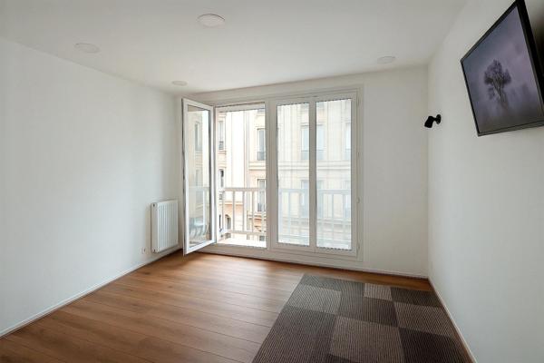 À vendre – Studio lumineux avec terrasse, au calme – Paris 18e