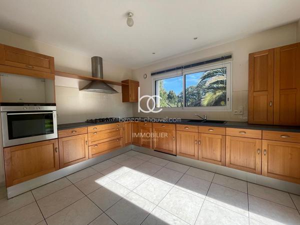 SAINT AVE Maison 7 pièces 234 m²