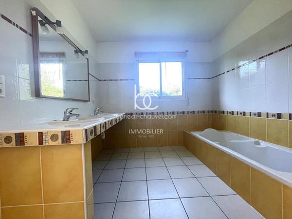 SAINT AVE Maison 7 pièces 234 m²