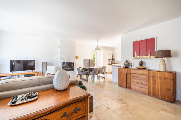 A HYERES, découvrez cette ravissante villa de plain-pied entièrement rénovée, où chaque espace a été pensé pour offrir Confort, Luminosité et Qualité de vie.

Dès l'entrée, vous serez séduit par la belle pièce de vie baignée de lumière, réunissant salon, séjour et cuisine ouverte dans une atmosphère chaleureuse et contemporaine. Un lieu de vie convivial, idéal pour recevoir ou profiter de précieux moments en famille.

L'espace nuit se compose de trois chambres, d'une élégante salle d'eau aux finitions actuelles ainsi que d'un WC indépendant.

Un garage complète la propriété et offre un atout rare avec une chambre d'appoint aménagée, idéale pour accueillir famille et amis, créer un espace de télétravail ou disposer d'une pièce supplémentaire selon vos envies.

A l'extérieur, profitez d'un terrain clos d'environ 447 m², facile d'entretien et propice à la détente avec ses différentes terrasses. Une place de stationnement privative complète l'ensemble.

Un bien idéal pour ceux qui recherchent une villa clé en main, alliant charme, confort moderne et douceur de vivre à quelques minutes des plages, du centre-ville et de toutes commodités.

UNE OPPORTUNITE RARE SUR LE SECTEUR, A VISITER SANS TARDER !!