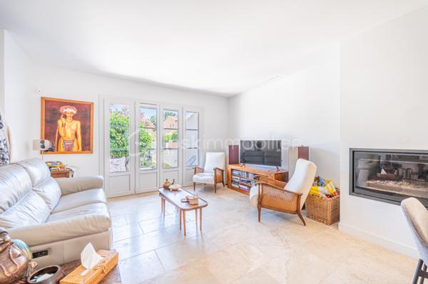 A HYERES, découvrez cette ravissante villa de plain-pied entièrement rénovée, où chaque espace a été pensé pour offrir Confort, Luminosité et Qualité de vie.

Dès l'entrée, vous serez séduit par la belle pièce de vie baignée de lumière, réunissant salon, séjour et cuisine ouverte dans une atmosphère chaleureuse et contemporaine. Un lieu de vie convivial, idéal pour recevoir ou profiter de précieux moments en famille.

L'espace nuit se compose de trois chambres, d'une élégante salle d'eau aux finitions actuelles ainsi que d'un WC indépendant.

Un garage complète la propriété et offre un atout rare avec une chambre d'appoint aménagée, idéale pour accueillir famille et amis, créer un espace de télétravail ou disposer d'une pièce supplémentaire selon vos envies.

A l'extérieur, profitez d'un terrain clos d'environ 447 m², facile d'entretien et propice à la détente avec ses différentes terrasses. Une place de stationnement privative complète l'ensemble.

Un bien idéal pour ceux qui recherchent une villa clé en main, alliant charme, confort moderne et douceur de vivre à quelques minutes des plages, du centre-ville et de toutes commodités.

UNE OPPORTUNITE RARE SUR LE SECTEUR, A VISITER SANS TARDER !!