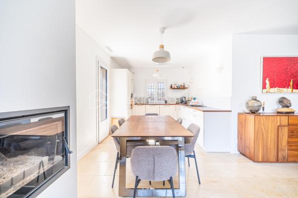 A HYERES, découvrez cette ravissante villa de plain-pied entièrement rénovée, où chaque espace a été pensé pour offrir Confort, Luminosité et Qualité de vie.

Dès l'entrée, vous serez séduit par la belle pièce de vie baignée de lumière, réunissant salon, séjour et cuisine ouverte dans une atmosphère chaleureuse et contemporaine. Un lieu de vie convivial, idéal pour recevoir ou profiter de précieux moments en famille.

L'espace nuit se compose de trois chambres, d'une élégante salle d'eau aux finitions actuelles ainsi que d'un WC indépendant.

Un garage complète la propriété et offre un atout rare avec une chambre d'appoint aménagée, idéale pour accueillir famille et amis, créer un espace de télétravail ou disposer d'une pièce supplémentaire selon vos envies.

A l'extérieur, profitez d'un terrain clos d'environ 447 m², facile d'entretien et propice à la détente avec ses différentes terrasses. Une place de stationnement privative complète l'ensemble.

Un bien idéal pour ceux qui recherchent une villa clé en main, alliant charme, confort moderne et douceur de vivre à quelques minutes des plages, du centre-ville et de toutes commodités.

UNE OPPORTUNITE RARE SUR LE SECTEUR, A VISITER SANS TARDER !!