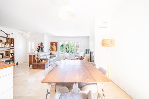 A HYERES, découvrez cette ravissante villa de plain-pied entièrement rénovée, où chaque espace a été pensé pour offrir Confort, Luminosité et Qualité de vie.

Dès l'entrée, vous serez séduit par la belle pièce de vie baignée de lumière, réunissant salon, séjour et cuisine ouverte dans une atmosphère chaleureuse et contemporaine. Un lieu de vie convivial, idéal pour recevoir ou profiter de précieux moments en famille.

L'espace nuit se compose de trois chambres, d'une élégante salle d'eau aux finitions actuelles ainsi que d'un WC indépendant.

Un garage complète la propriété et offre un atout rare avec une chambre d'appoint aménagée, idéale pour accueillir famille et amis, créer un espace de télétravail ou disposer d'une pièce supplémentaire selon vos envies.

A l'extérieur, profitez d'un terrain clos d'environ 447 m², facile d'entretien et propice à la détente avec ses différentes terrasses. Une place de stationnement privative complète l'ensemble.

Un bien idéal pour ceux qui recherchent une villa clé en main, alliant charme, confort moderne et douceur de vivre à quelques minutes des plages, du centre-ville et de toutes commodités.

UNE OPPORTUNITE RARE SUR LE SECTEUR, A VISITER SANS TARDER !!