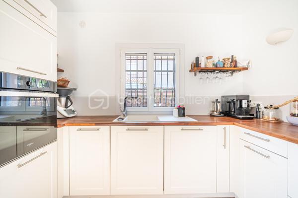 A HYERES, découvrez cette ravissante villa de plain-pied entièrement rénovée, où chaque espace a été pensé pour offrir Confort, Luminosité et Qualité de vie.

Dès l'entrée, vous serez séduit par la belle pièce de vie baignée de lumière, réunissant salon, séjour et cuisine ouverte dans une atmosphère chaleureuse et contemporaine. Un lieu de vie convivial, idéal pour recevoir ou profiter de précieux moments en famille.

L'espace nuit se compose de trois chambres, d'une élégante salle d'eau aux finitions actuelles ainsi que d'un WC indépendant.

Un garage complète la propriété et offre un atout rare avec une chambre d'appoint aménagée, idéale pour accueillir famille et amis, créer un espace de télétravail ou disposer d'une pièce supplémentaire selon vos envies.

A l'extérieur, profitez d'un terrain clos d'environ 447 m², facile d'entretien et propice à la détente avec ses différentes terrasses. Une place de stationnement privative complète l'ensemble.

Un bien idéal pour ceux qui recherchent une villa clé en main, alliant charme, confort moderne et douceur de vivre à quelques minutes des plages, du centre-ville et de toutes commodités.

UNE OPPORTUNITE RARE SUR LE SECTEUR, A VISITER SANS TARDER !!