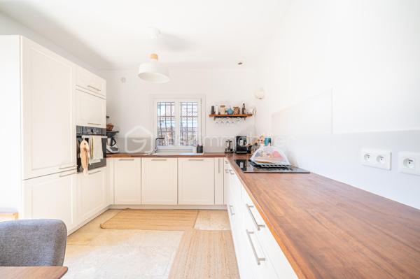 A HYERES, découvrez cette ravissante villa de plain-pied entièrement rénovée, où chaque espace a été pensé pour offrir Confort, Luminosité et Qualité de vie.

Dès l'entrée, vous serez séduit par la belle pièce de vie baignée de lumière, réunissant salon, séjour et cuisine ouverte dans une atmosphère chaleureuse et contemporaine. Un lieu de vie convivial, idéal pour recevoir ou profiter de précieux moments en famille.

L'espace nuit se compose de trois chambres, d'une élégante salle d'eau aux finitions actuelles ainsi que d'un WC indépendant.

Un garage complète la propriété et offre un atout rare avec une chambre d'appoint aménagée, idéale pour accueillir famille et amis, créer un espace de télétravail ou disposer d'une pièce supplémentaire selon vos envies.

A l'extérieur, profitez d'un terrain clos d'environ 447 m², facile d'entretien et propice à la détente avec ses différentes terrasses. Une place de stationnement privative complète l'ensemble.

Un bien idéal pour ceux qui recherchent une villa clé en main, alliant charme, confort moderne et douceur de vivre à quelques minutes des plages, du centre-ville et de toutes commodités.

UNE OPPORTUNITE RARE SUR LE SECTEUR, A VISITER SANS TARDER !!
