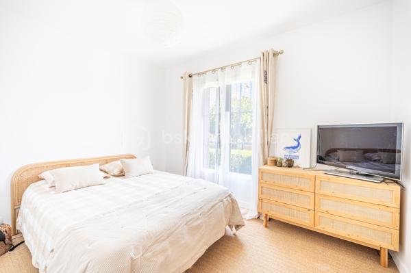 A HYERES, découvrez cette ravissante villa de plain-pied entièrement rénovée, où chaque espace a été pensé pour offrir Confort, Luminosité et Qualité de vie.

Dès l'entrée, vous serez séduit par la belle pièce de vie baignée de lumière, réunissant salon, séjour et cuisine ouverte dans une atmosphère chaleureuse et contemporaine. Un lieu de vie convivial, idéal pour recevoir ou profiter de précieux moments en famille.

L'espace nuit se compose de trois chambres, d'une élégante salle d'eau aux finitions actuelles ainsi que d'un WC indépendant.

Un garage complète la propriété et offre un atout rare avec une chambre d'appoint aménagée, idéale pour accueillir famille et amis, créer un espace de télétravail ou disposer d'une pièce supplémentaire selon vos envies.

A l'extérieur, profitez d'un terrain clos d'environ 447 m², facile d'entretien et propice à la détente avec ses différentes terrasses. Une place de stationnement privative complète l'ensemble.

Un bien idéal pour ceux qui recherchent une villa clé en main, alliant charme, confort moderne et douceur de vivre à quelques minutes des plages, du centre-ville et de toutes commodités.

UNE OPPORTUNITE RARE SUR LE SECTEUR, A VISITER SANS TARDER !!