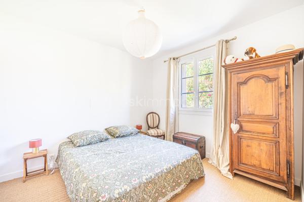 A HYERES, découvrez cette ravissante villa de plain-pied entièrement rénovée, où chaque espace a été pensé pour offrir Confort, Luminosité et Qualité de vie.

Dès l'entrée, vous serez séduit par la belle pièce de vie baignée de lumière, réunissant salon, séjour et cuisine ouverte dans une atmosphère chaleureuse et contemporaine. Un lieu de vie convivial, idéal pour recevoir ou profiter de précieux moments en famille.

L'espace nuit se compose de trois chambres, d'une élégante salle d'eau aux finitions actuelles ainsi que d'un WC indépendant.

Un garage complète la propriété et offre un atout rare avec une chambre d'appoint aménagée, idéale pour accueillir famille et amis, créer un espace de télétravail ou disposer d'une pièce supplémentaire selon vos envies.

A l'extérieur, profitez d'un terrain clos d'environ 447 m², facile d'entretien et propice à la détente avec ses différentes terrasses. Une place de stationnement privative complète l'ensemble.

Un bien idéal pour ceux qui recherchent une villa clé en main, alliant charme, confort moderne et douceur de vivre à quelques minutes des plages, du centre-ville et de toutes commodités.

UNE OPPORTUNITE RARE SUR LE SECTEUR, A VISITER SANS TARDER !!