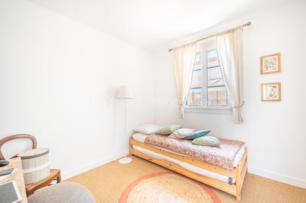 A HYERES, découvrez cette ravissante villa de plain-pied entièrement rénovée, où chaque espace a été pensé pour offrir Confort, Luminosité et Qualité de vie.

Dès l'entrée, vous serez séduit par la belle pièce de vie baignée de lumière, réunissant salon, séjour et cuisine ouverte dans une atmosphère chaleureuse et contemporaine. Un lieu de vie convivial, idéal pour recevoir ou profiter de précieux moments en famille.

L'espace nuit se compose de trois chambres, d'une élégante salle d'eau aux finitions actuelles ainsi que d'un WC indépendant.

Un garage complète la propriété et offre un atout rare avec une chambre d'appoint aménagée, idéale pour accueillir famille et amis, créer un espace de télétravail ou disposer d'une pièce supplémentaire selon vos envies.

A l'extérieur, profitez d'un terrain clos d'environ 447 m², facile d'entretien et propice à la détente avec ses différentes terrasses. Une place de stationnement privative complète l'ensemble.

Un bien idéal pour ceux qui recherchent une villa clé en main, alliant charme, confort moderne et douceur de vivre à quelques minutes des plages, du centre-ville et de toutes commodités.

UNE OPPORTUNITE RARE SUR LE SECTEUR, A VISITER SANS TARDER !!