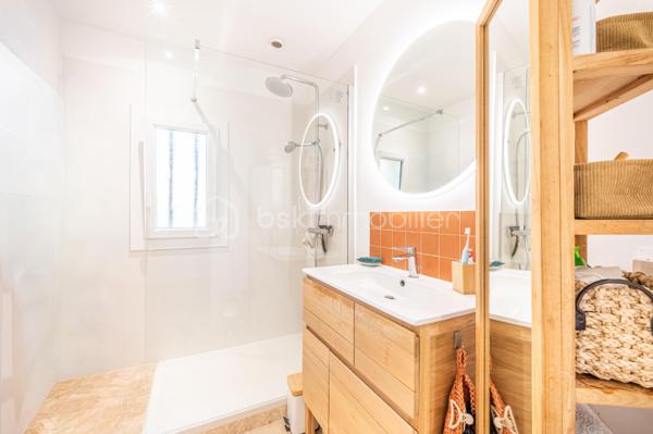 A HYERES, découvrez cette ravissante villa de plain-pied entièrement rénovée, où chaque espace a été pensé pour offrir Confort, Luminosité et Qualité de vie.

Dès l'entrée, vous serez séduit par la belle pièce de vie baignée de lumière, réunissant salon, séjour et cuisine ouverte dans une atmosphère chaleureuse et contemporaine. Un lieu de vie convivial, idéal pour recevoir ou profiter de précieux moments en famille.

L'espace nuit se compose de trois chambres, d'une élégante salle d'eau aux finitions actuelles ainsi que d'un WC indépendant.

Un garage complète la propriété et offre un atout rare avec une chambre d'appoint aménagée, idéale pour accueillir famille et amis, créer un espace de télétravail ou disposer d'une pièce supplémentaire selon vos envies.

A l'extérieur, profitez d'un terrain clos d'environ 447 m², facile d'entretien et propice à la détente avec ses différentes terrasses. Une place de stationnement privative complète l'ensemble.

Un bien idéal pour ceux qui recherchent une villa clé en main, alliant charme, confort moderne et douceur de vivre à quelques minutes des plages, du centre-ville et de toutes commodités.

UNE OPPORTUNITE RARE SUR LE SECTEUR, A VISITER SANS TARDER !!