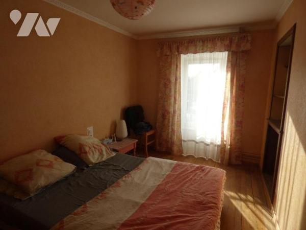 Maison sous ardoises, comprenant :
Au rez-de-chaussée : pièce de vie, dégagement, séjour avec ...