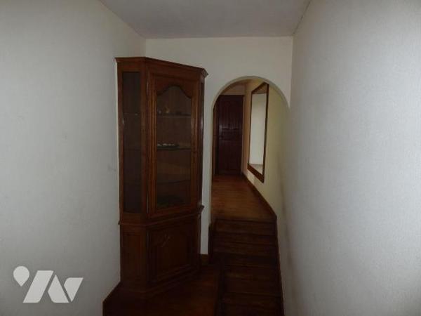 Maison sous ardoises, comprenant :
Au rez-de-chaussée : pièce de vie, dégagement, séjour avec ...