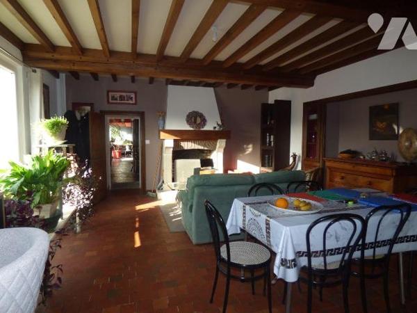 Maison sous ardoises, comprenant :
Au rez-de-chaussée : pièce de vie, dégagement, séjour avec ...