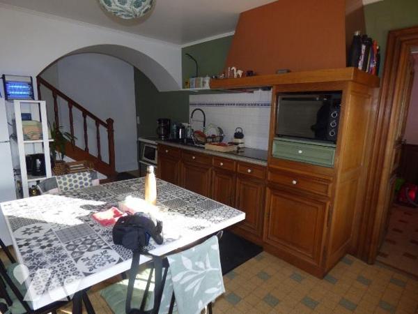 Maison sous ardoises, comprenant :
Au rez-de-chaussée : pièce de vie, dégagement, séjour avec ...