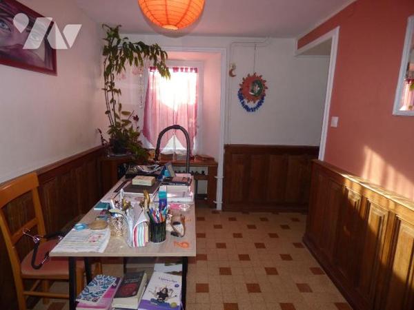 Maison sous ardoises, comprenant :
Au rez-de-chaussée : pièce de vie, dégagement, séjour avec ...