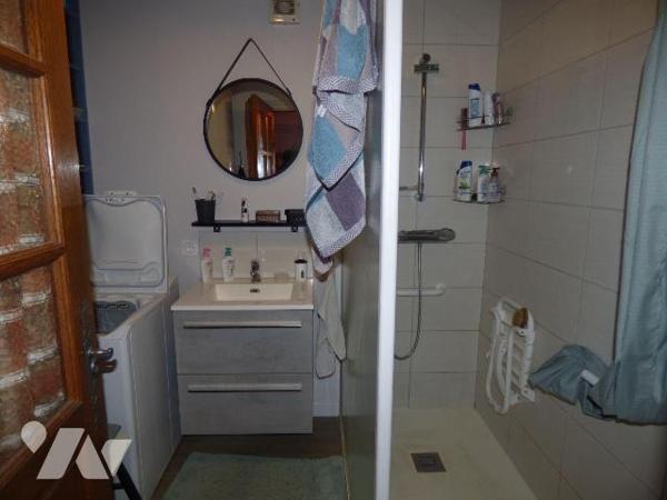 Maison sous ardoises, comprenant :
Au rez-de-chaussée : pièce de vie, dégagement, séjour avec ...