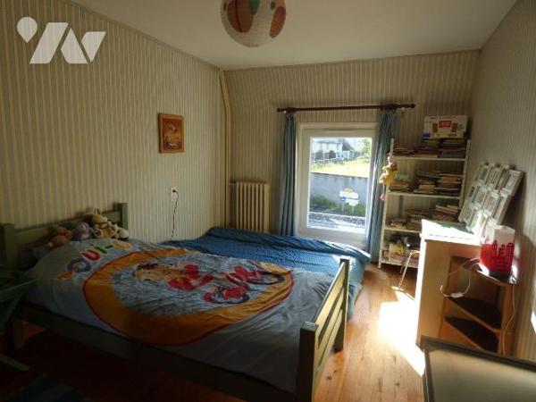 Maison sous ardoises, comprenant :
Au rez-de-chaussée : pièce de vie, dégagement, séjour avec ...