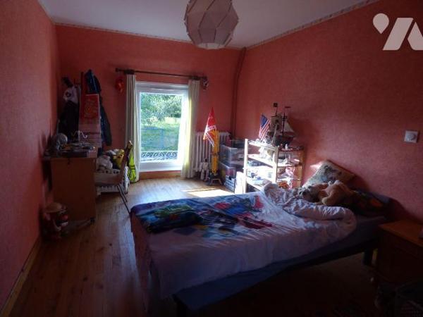 Maison sous ardoises, comprenant :
Au rez-de-chaussée : pièce de vie, dégagement, séjour avec ...