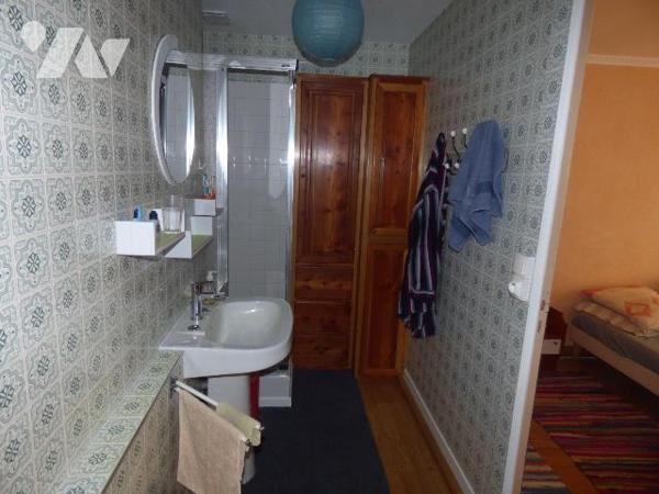 Maison sous ardoises, comprenant :
Au rez-de-chaussée : pièce de vie, dégagement, séjour avec ...