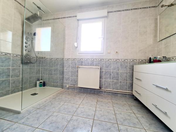 MAISON COUP DE COEUR  ? SECTEUR PRISÉ AVEC PISCINE CHAUFFÉE ?