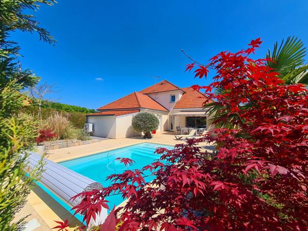 MAISON COUP DE COEUR  ? SECTEUR PRISÉ AVEC PISCINE CHAUFFÉE ?