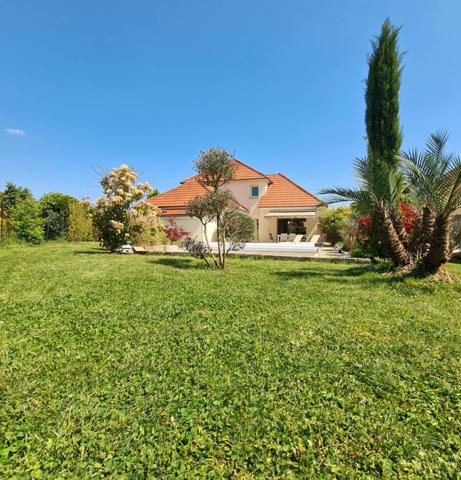 MAISON COUP DE COEUR  ? SECTEUR PRISÉ AVEC PISCINE CHAUFFÉE ?