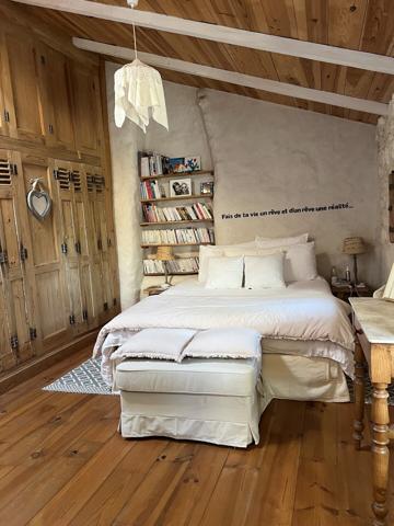 Maison en pierre rénovée 195m2 avec piscine, dépendance et jardin