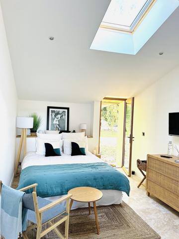 Maison en pierre rénovée 195m2 avec piscine, dépendance et jardin