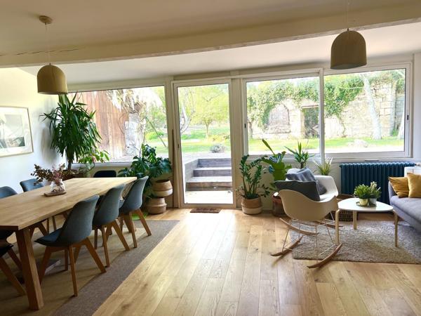 Maison en pierre rénovée 195m2 avec piscine, dépendance et jardin