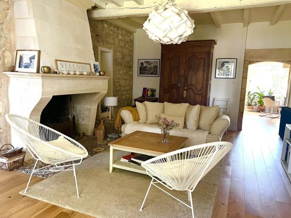 Maison en pierre rénovée 195m2 avec piscine, dépendance et jardin