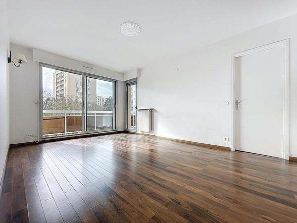 Joli T2 de 45 m² près du RER Robinson et des commerces, au calme, baigné de lumière.