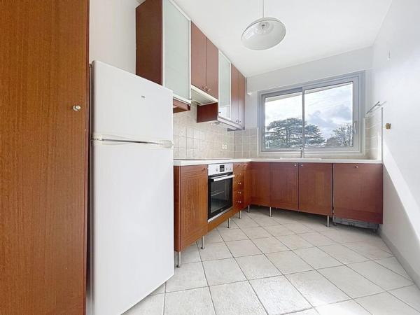 Joli T2 de 45 m² près du RER Robinson et des commerces, au calme, baigné de lumière.