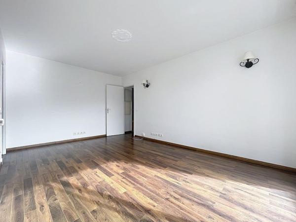 Joli T2 de 45 m² près du RER Robinson et des commerces, au calme, baigné de lumière.