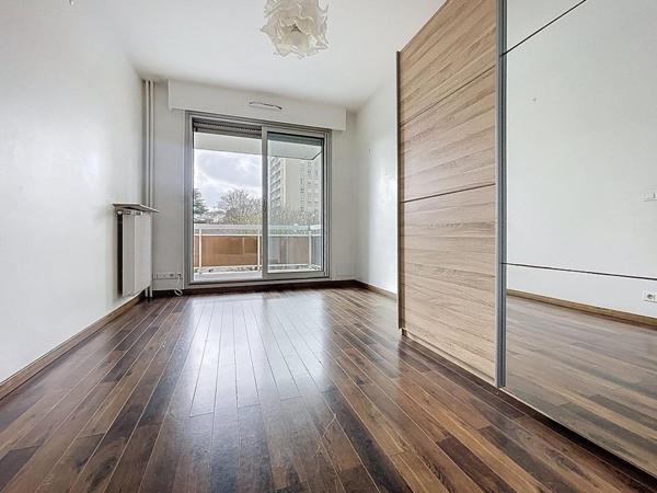 Joli T2 de 45 m² près du RER Robinson et des commerces, au calme, baigné de lumière.