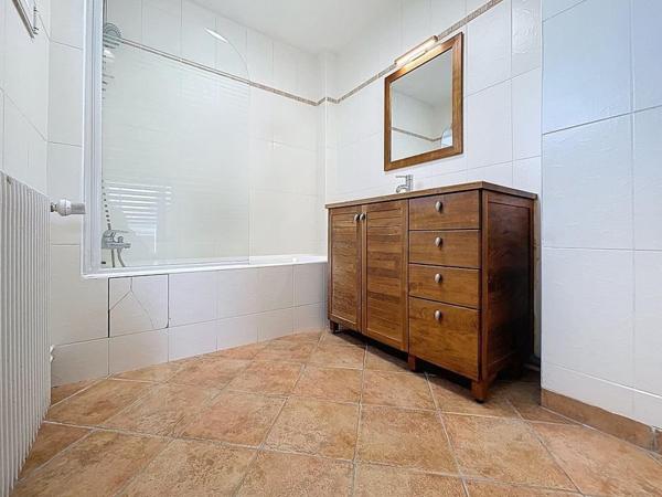 Joli T2 de 45 m² près du RER Robinson et des commerces, au calme, baigné de lumière.