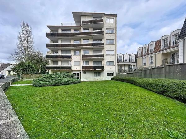 Joli T2 de 45 m² près du RER Robinson et des commerces, au calme, baigné de lumière.