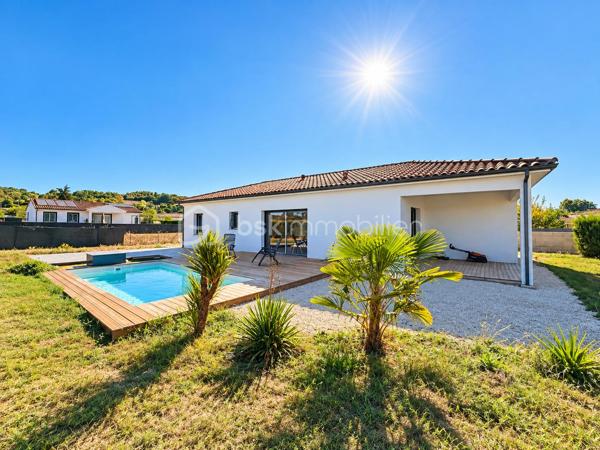Et si votre prochaine maison avait déjà un petit goût de vacances ? ☀️🌴

Découvrez cette belle maison contemporaine de 111 m² habitables, implantée sur une parcelle de 772 m², offrant de beaux volumes, une vraie luminosité et des extérieurs pensés pour profiter pleinement des beaux jours. 😍

❤️ UNE PIÈCE DE VIE QUI DONNE ENVIE DE RECEVOIR

Dès l’entrée, vous découvrez une grande pièce de vie lumineuse et ouverte, réunissant salon, salle à manger et cuisine dans une ambiance moderne et conviviale.

🍽️ La cuisine équipée avec son grand îlot central s’intègre parfaitement à cet espace : idéale pour cuisiner tout en profitant de sa famille ou de ses invités.

🛏️ CÔTÉ NUIT

La maison propose 3 chambres, permettant d'accueillir confortablement toute la famille ou d'aménager un espace bureau.

🚿 Une salle d’eau et un WC séparé complètent l’ensemble.

🧺 Une buanderie indépendante apporte un vrai plus au quotidien, tandis que le garage 🚗 offre un espace supplémentaire pour stationner et ranger.

🌴 DEUX TERRASSES & UNE PISCINE… L’ÉTÉ PEUT COMMENCER ! 🏊‍♂️☀️

C’est probablement l’un des gros coups de cœur de cette maison. ❤️

Vous profitez de deux terrasses aux ambiances différentes : une terrasse couverte, parfaite pour déjeuner à l’ombre, installer un salon extérieur ou prolonger les soirées d’été 🌙🍹, ainsi qu’une seconde terrasse directement devant la piscine pour les transats et les journées farniente au bord de l’eau. 😎🏊‍♂️

Le tout prend place sur une parcelle de 772 m², avec suffisamment d’espace pour profiter pleinement de l’extérieur. 🌿

✨ LES ATOUTS EN UN COUP D’ŒIL : 111 m² habitables • 772 m² de terrain 🌳 • 3 chambres 🛏️ • salle d’eau 🚿 • WC séparé 🚽 • grande pièce de vie lumineuse ☀️ • cuisine équipée avec îlot 🍽️ • buanderie 🧺 • garage 🚗 • climatisation ❄️ • 2 terrasses dont une couverte 🌴 • terrasse devant la piscine ☀️ • piscine 🏊‍♂️

💙 Une maison contemporaine, fonctionnelle et conviviale, où l’intérieur se prolonge naturellement vers l’extérieur.

📸 Vous aimez les photos ? Attendez de découvrir l’ambiance sur place…

📲 Contactez-moi pour organiser votre visite. Une maison comme celle-ci se découvre encore mieux en vrai ! 🔑🏡