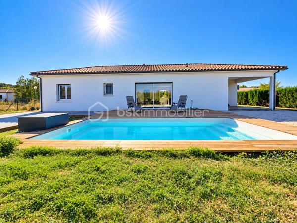 Et si votre prochaine maison avait déjà un petit goût de vacances ? ☀️🌴

Découvrez cette belle maison contemporaine de 111 m² habitables, implantée sur une parcelle de 772 m², offrant de beaux volumes, une vraie luminosité et des extérieurs pensés pour profiter pleinement des beaux jours. 😍

❤️ UNE PIÈCE DE VIE QUI DONNE ENVIE DE RECEVOIR

Dès l’entrée, vous découvrez une grande pièce de vie lumineuse et ouverte, réunissant salon, salle à manger et cuisine dans une ambiance moderne et conviviale.

🍽️ La cuisine équipée avec son grand îlot central s’intègre parfaitement à cet espace : idéale pour cuisiner tout en profitant de sa famille ou de ses invités.

🛏️ CÔTÉ NUIT

La maison propose 3 chambres, permettant d'accueillir confortablement toute la famille ou d'aménager un espace bureau.

🚿 Une salle d’eau et un WC séparé complètent l’ensemble.

🧺 Une buanderie indépendante apporte un vrai plus au quotidien, tandis que le garage 🚗 offre un espace supplémentaire pour stationner et ranger.

🌴 DEUX TERRASSES & UNE PISCINE… L’ÉTÉ PEUT COMMENCER ! 🏊‍♂️☀️

C’est probablement l’un des gros coups de cœur de cette maison. ❤️

Vous profitez de deux terrasses aux ambiances différentes : une terrasse couverte, parfaite pour déjeuner à l’ombre, installer un salon extérieur ou prolonger les soirées d’été 🌙🍹, ainsi qu’une seconde terrasse directement devant la piscine pour les transats et les journées farniente au bord de l’eau. 😎🏊‍♂️

Le tout prend place sur une parcelle de 772 m², avec suffisamment d’espace pour profiter pleinement de l’extérieur. 🌿

✨ LES ATOUTS EN UN COUP D’ŒIL : 111 m² habitables • 772 m² de terrain 🌳 • 3 chambres 🛏️ • salle d’eau 🚿 • WC séparé 🚽 • grande pièce de vie lumineuse ☀️ • cuisine équipée avec îlot 🍽️ • buanderie 🧺 • garage 🚗 • climatisation ❄️ • 2 terrasses dont une couverte 🌴 • terrasse devant la piscine ☀️ • piscine 🏊‍♂️

💙 Une maison contemporaine, fonctionnelle et conviviale, où l’intérieur se prolonge naturellement vers l’extérieur.

📸 Vous aimez les photos ? Attendez de découvrir l’ambiance sur place…

📲 Contactez-moi pour organiser votre visite. Une maison comme celle-ci se découvre encore mieux en vrai ! 🔑🏡
