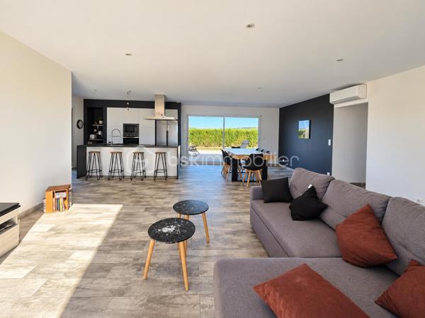Et si votre prochaine maison avait déjà un petit goût de vacances ? ☀️🌴

Découvrez cette belle maison contemporaine de 111 m² habitables, implantée sur une parcelle de 772 m², offrant de beaux volumes, une vraie luminosité et des extérieurs pensés pour profiter pleinement des beaux jours. 😍

❤️ UNE PIÈCE DE VIE QUI DONNE ENVIE DE RECEVOIR

Dès l’entrée, vous découvrez une grande pièce de vie lumineuse et ouverte, réunissant salon, salle à manger et cuisine dans une ambiance moderne et conviviale.

🍽️ La cuisine équipée avec son grand îlot central s’intègre parfaitement à cet espace : idéale pour cuisiner tout en profitant de sa famille ou de ses invités.

🛏️ CÔTÉ NUIT

La maison propose 3 chambres, permettant d'accueillir confortablement toute la famille ou d'aménager un espace bureau.

🚿 Une salle d’eau et un WC séparé complètent l’ensemble.

🧺 Une buanderie indépendante apporte un vrai plus au quotidien, tandis que le garage 🚗 offre un espace supplémentaire pour stationner et ranger.

🌴 DEUX TERRASSES & UNE PISCINE… L’ÉTÉ PEUT COMMENCER ! 🏊‍♂️☀️

C’est probablement l’un des gros coups de cœur de cette maison. ❤️

Vous profitez de deux terrasses aux ambiances différentes : une terrasse couverte, parfaite pour déjeuner à l’ombre, installer un salon extérieur ou prolonger les soirées d’été 🌙🍹, ainsi qu’une seconde terrasse directement devant la piscine pour les transats et les journées farniente au bord de l’eau. 😎🏊‍♂️

Le tout prend place sur une parcelle de 772 m², avec suffisamment d’espace pour profiter pleinement de l’extérieur. 🌿

✨ LES ATOUTS EN UN COUP D’ŒIL : 111 m² habitables • 772 m² de terrain 🌳 • 3 chambres 🛏️ • salle d’eau 🚿 • WC séparé 🚽 • grande pièce de vie lumineuse ☀️ • cuisine équipée avec îlot 🍽️ • buanderie 🧺 • garage 🚗 • climatisation ❄️ • 2 terrasses dont une couverte 🌴 • terrasse devant la piscine ☀️ • piscine 🏊‍♂️

💙 Une maison contemporaine, fonctionnelle et conviviale, où l’intérieur se prolonge naturellement vers l’extérieur.

📸 Vous aimez les photos ? Attendez de découvrir l’ambiance sur place…

📲 Contactez-moi pour organiser votre visite. Une maison comme celle-ci se découvre encore mieux en vrai ! 🔑🏡