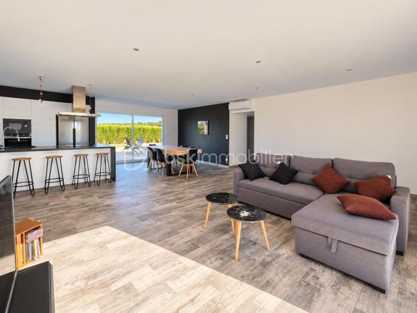 Et si votre prochaine maison avait déjà un petit goût de vacances ? ☀️🌴

Découvrez cette belle maison contemporaine de 111 m² habitables, implantée sur une parcelle de 772 m², offrant de beaux volumes, une vraie luminosité et des extérieurs pensés pour profiter pleinement des beaux jours. 😍

❤️ UNE PIÈCE DE VIE QUI DONNE ENVIE DE RECEVOIR

Dès l’entrée, vous découvrez une grande pièce de vie lumineuse et ouverte, réunissant salon, salle à manger et cuisine dans une ambiance moderne et conviviale.

🍽️ La cuisine équipée avec son grand îlot central s’intègre parfaitement à cet espace : idéale pour cuisiner tout en profitant de sa famille ou de ses invités.

🛏️ CÔTÉ NUIT

La maison propose 3 chambres, permettant d'accueillir confortablement toute la famille ou d'aménager un espace bureau.

🚿 Une salle d’eau et un WC séparé complètent l’ensemble.

🧺 Une buanderie indépendante apporte un vrai plus au quotidien, tandis que le garage 🚗 offre un espace supplémentaire pour stationner et ranger.

🌴 DEUX TERRASSES & UNE PISCINE… L’ÉTÉ PEUT COMMENCER ! 🏊‍♂️☀️

C’est probablement l’un des gros coups de cœur de cette maison. ❤️

Vous profitez de deux terrasses aux ambiances différentes : une terrasse couverte, parfaite pour déjeuner à l’ombre, installer un salon extérieur ou prolonger les soirées d’été 🌙🍹, ainsi qu’une seconde terrasse directement devant la piscine pour les transats et les journées farniente au bord de l’eau. 😎🏊‍♂️

Le tout prend place sur une parcelle de 772 m², avec suffisamment d’espace pour profiter pleinement de l’extérieur. 🌿

✨ LES ATOUTS EN UN COUP D’ŒIL : 111 m² habitables • 772 m² de terrain 🌳 • 3 chambres 🛏️ • salle d’eau 🚿 • WC séparé 🚽 • grande pièce de vie lumineuse ☀️ • cuisine équipée avec îlot 🍽️ • buanderie 🧺 • garage 🚗 • climatisation ❄️ • 2 terrasses dont une couverte 🌴 • terrasse devant la piscine ☀️ • piscine 🏊‍♂️

💙 Une maison contemporaine, fonctionnelle et conviviale, où l’intérieur se prolonge naturellement vers l’extérieur.

📸 Vous aimez les photos ? Attendez de découvrir l’ambiance sur place…

📲 Contactez-moi pour organiser votre visite. Une maison comme celle-ci se découvre encore mieux en vrai ! 🔑🏡
